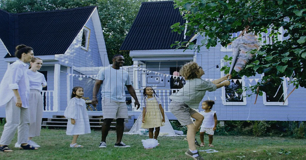 A joyful family of six posing together outdoors by a scenic pool. — Foto: Joshua Ruanes / Pexels